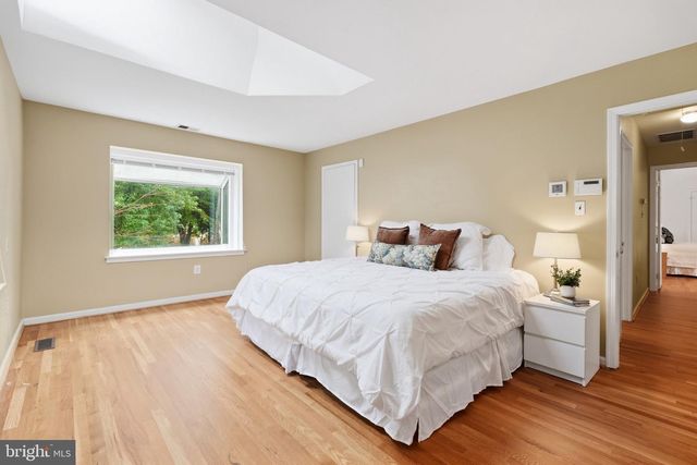8200 W GAINSBOROUGH CT, Potomac, MD 20854