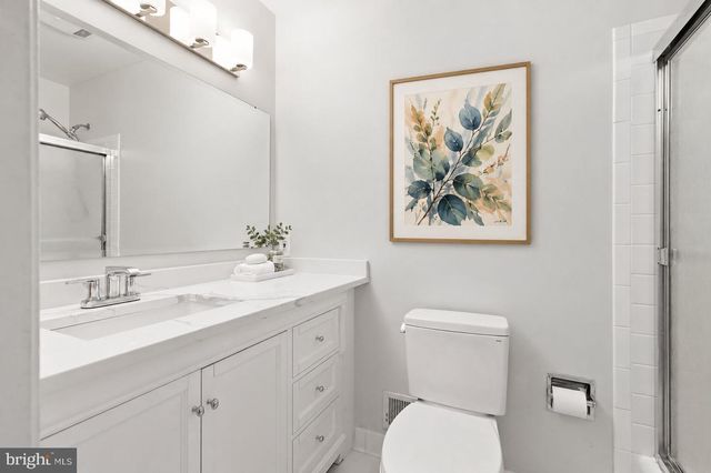 8200 W GAINSBOROUGH CT, Potomac, MD 20854