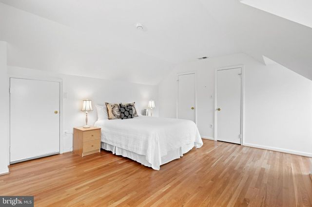 8200 W GAINSBOROUGH CT, Potomac, MD 20854