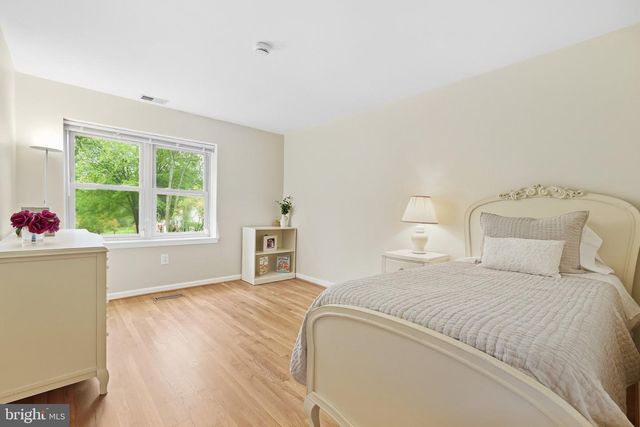 8200 W GAINSBOROUGH CT, Potomac, MD 20854