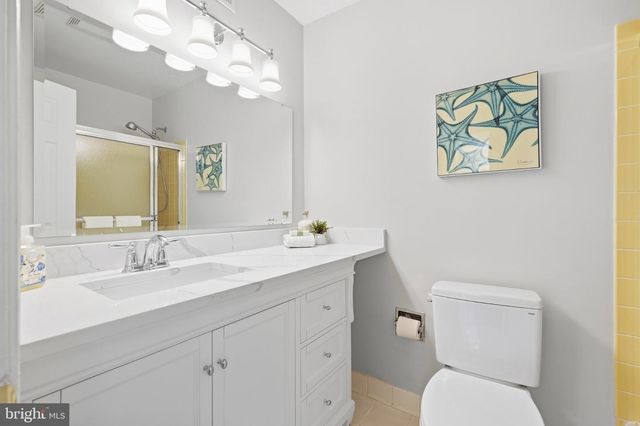 8200 W GAINSBOROUGH CT, Potomac, MD 20854