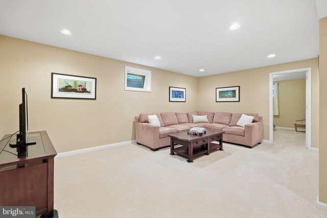 8200 W GAINSBOROUGH CT, Potomac, MD 20854