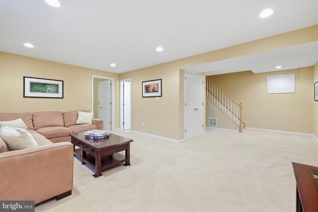 8200 W GAINSBOROUGH CT, Potomac, MD 20854