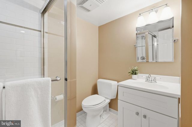 8200 W GAINSBOROUGH CT, Potomac, MD 20854
