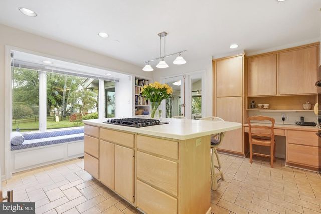 8200 W GAINSBOROUGH CT, Potomac, MD 20854