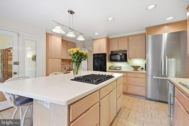 8200 W GAINSBOROUGH CT, Potomac, MD 20854