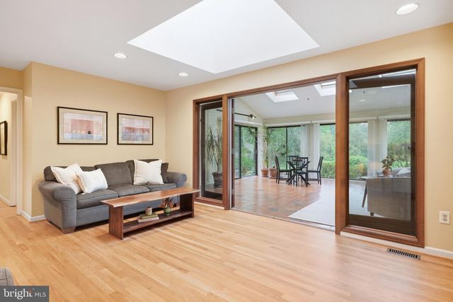 8200 W GAINSBOROUGH CT, Potomac, MD 20854