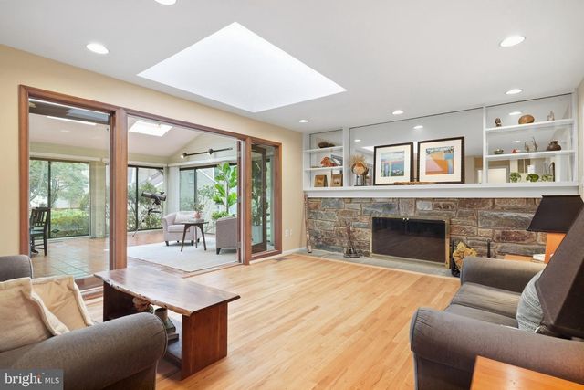 8200 W GAINSBOROUGH CT, Potomac, MD 20854
