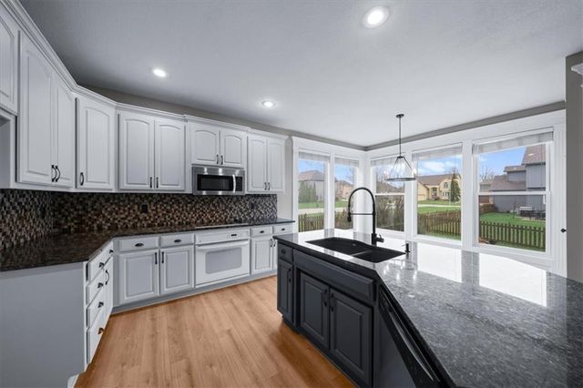 5800 NE SAPPHIRE Circle, Lee's Summit, MO 64064