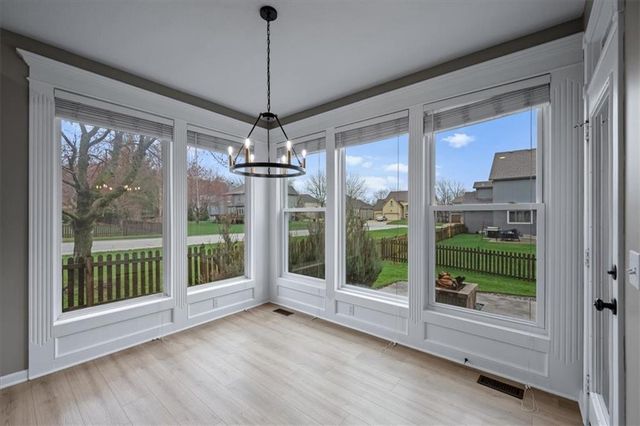 5800 NE SAPPHIRE Circle, Lee's Summit, MO 64064