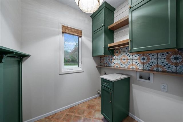 5800 NE SAPPHIRE Circle, Lee's Summit, MO 64064