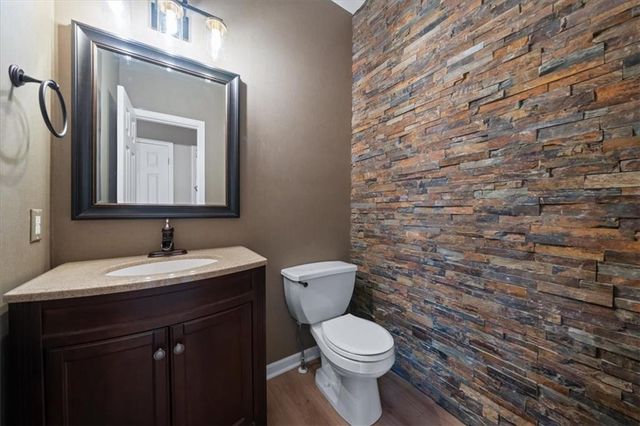 5800 NE SAPPHIRE Circle, Lee's Summit, MO 64064