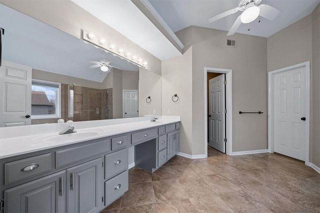 5800 NE SAPPHIRE Circle, Lee's Summit, MO 64064