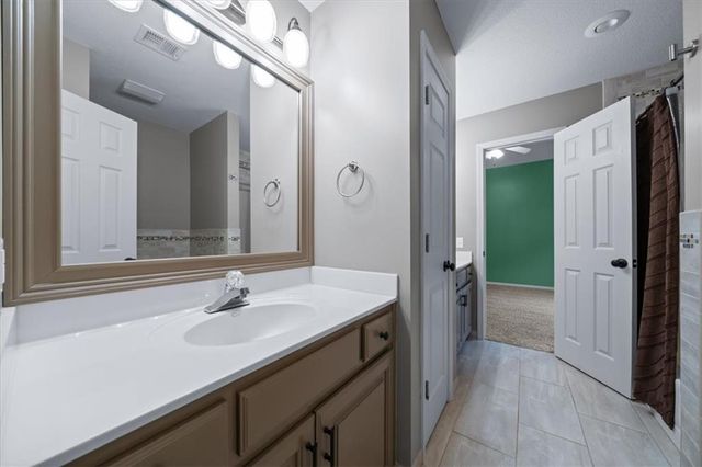 5800 NE SAPPHIRE Circle, Lee's Summit, MO 64064