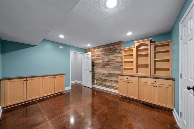 5800 NE SAPPHIRE Circle, Lee's Summit, MO 64064