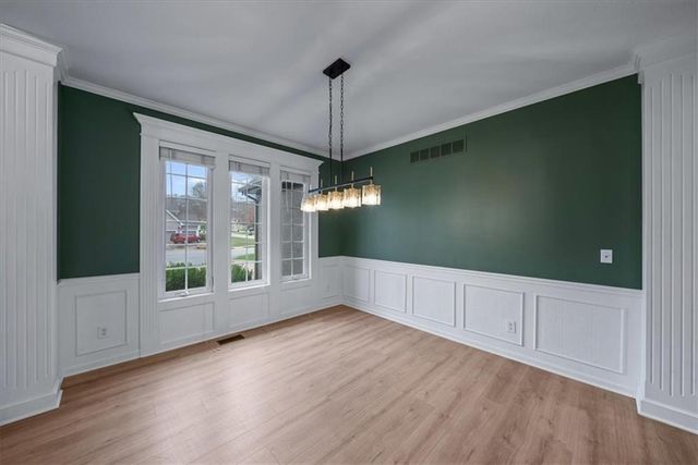 5800 NE SAPPHIRE Circle, Lee's Summit, MO 64064