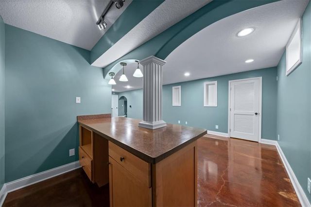 5800 NE SAPPHIRE Circle, Lee's Summit, MO 64064