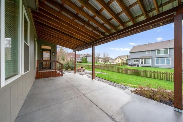 5800 NE SAPPHIRE Circle, Lee's Summit, MO 64064