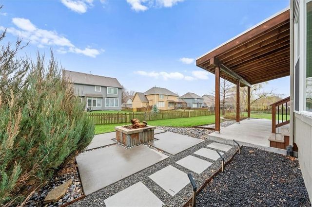 5800 NE SAPPHIRE Circle, Lee's Summit, MO 64064