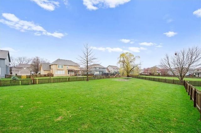 5800 NE SAPPHIRE Circle, Lee's Summit, MO 64064