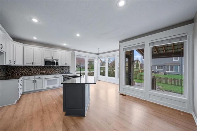 5800 NE SAPPHIRE Circle, Lee's Summit, MO 64064