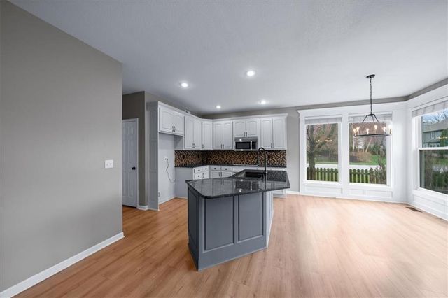 5800 NE SAPPHIRE Circle, Lee's Summit, MO 64064