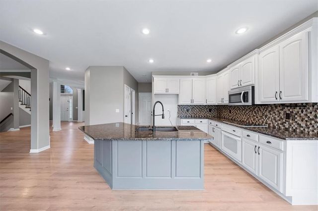 5800 NE SAPPHIRE Circle, Lee's Summit, MO 64064