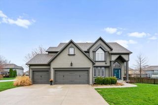 5800 NE SAPPHIRE Circle, Lee's Summit, MO 64064
