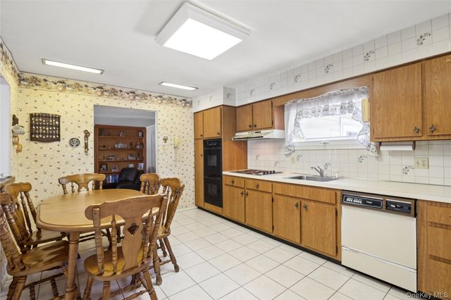 52 Center Street, Ronkonkoma, NY 11779