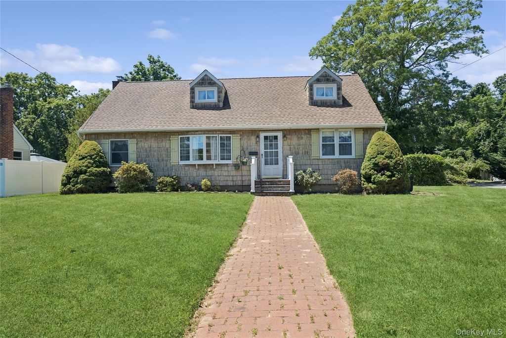 52 Center Street, Ronkonkoma, NY 11779
