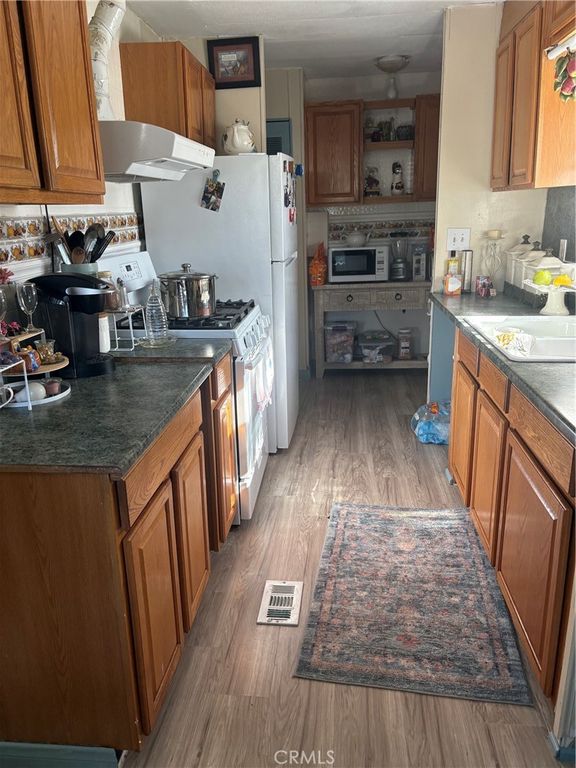 Image 4 of property listing at 37311 47TH ST E 129, Palmdale, CA 93552
