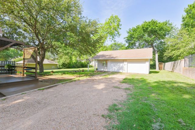 802 S Day Street, Brenham, TX 77833