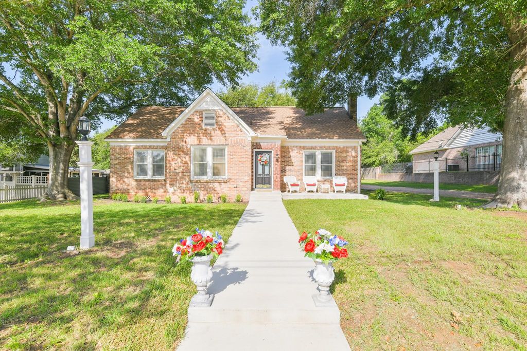 802 S Day Street, Brenham, TX 77833