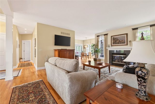 42 Peaceful Harbor Ln, Penfield, NY 14580
