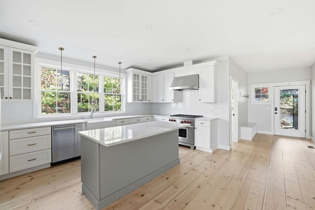 22 Hickorywood, Plymouth, MA 02360