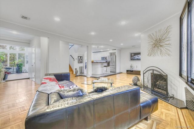 34 Reyam Road, Lynbrook, NY 11563