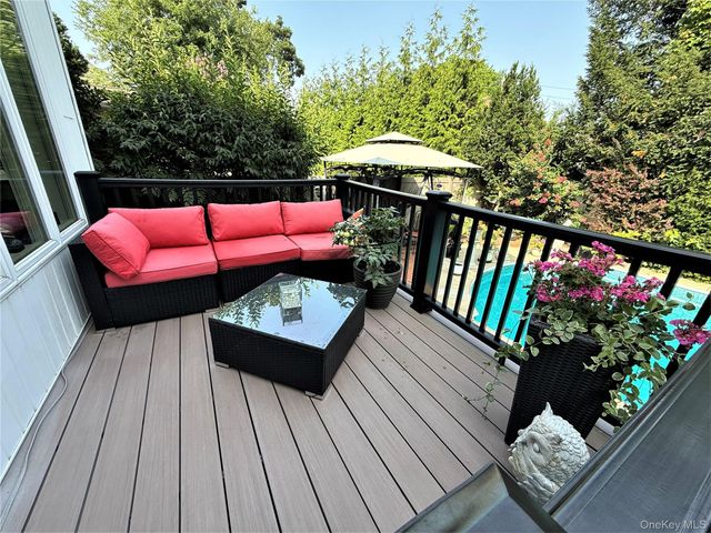 34 Reyam Road, Lynbrook, NY 11563