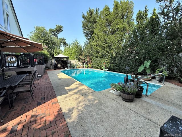 34 Reyam Road, Lynbrook, NY 11563