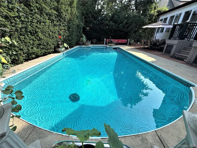 34 Reyam Road, Lynbrook, NY 11563