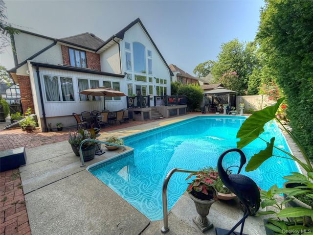 34 Reyam Road, Lynbrook, NY 11563