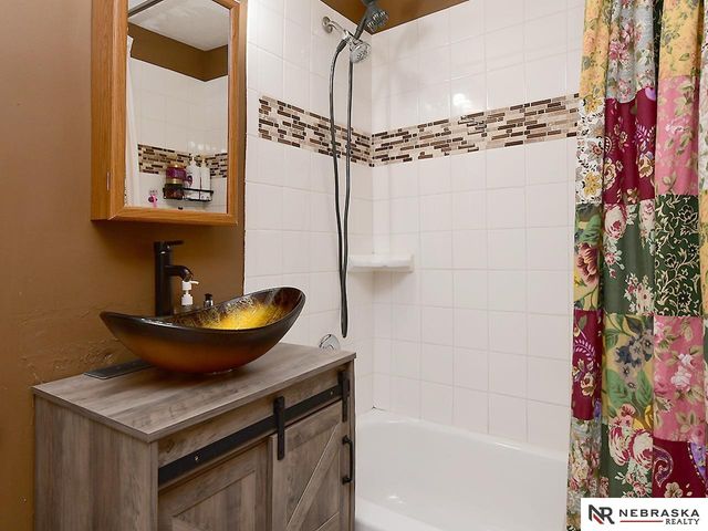 5931 Whitmore Street, Omaha, NE 68152