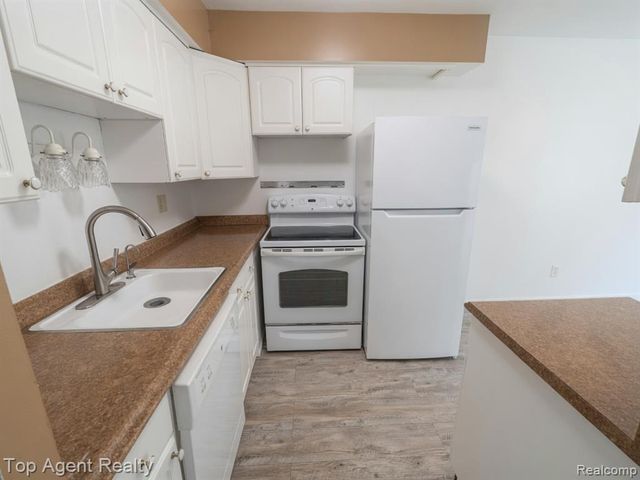 14211 Ivanhoe Drive, Sterling Heights, MI 48312