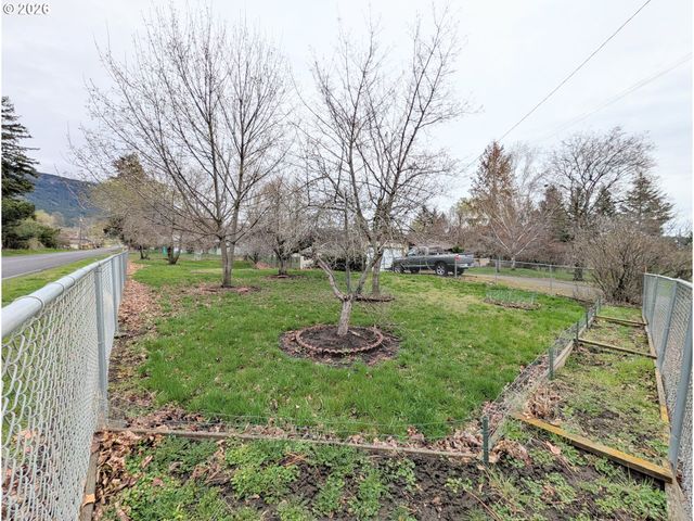 60923 OVERLOOK Dr, Cove, OR 97824