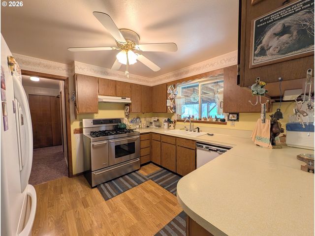 60923 OVERLOOK Dr, Cove, OR 97824