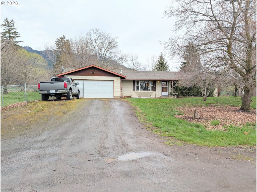 60923 OVERLOOK Dr, Cove, OR 97824