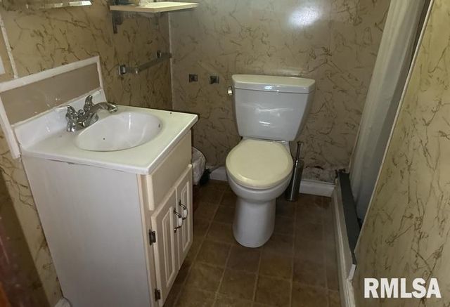 204 N MAPLE Street, Christopher, IL 62822