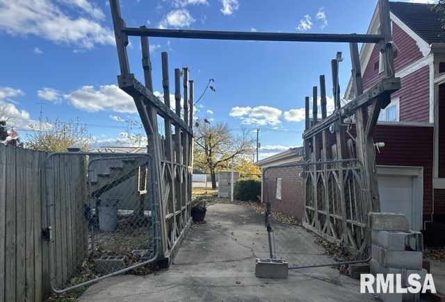 204 N MAPLE Street, Christopher, IL 62822