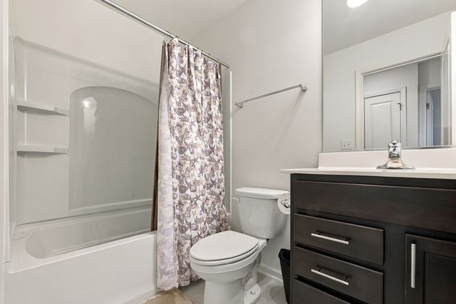 1209 Lakepointe Drive, Schaumburg, IL 60173