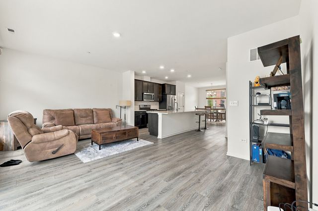 1209 Lakepointe Drive, Schaumburg, IL 60173