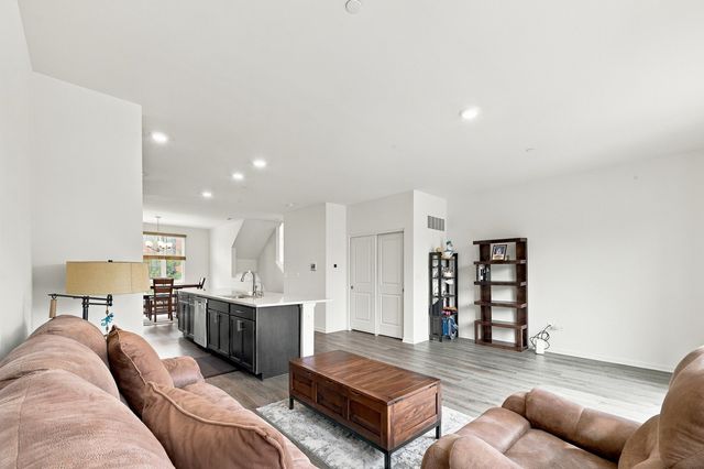 1209 Lakepointe Drive, Schaumburg, IL 60173